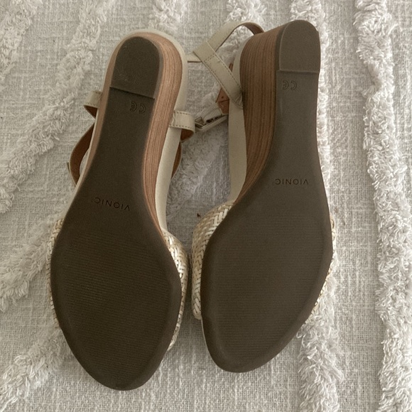COPY - Vionic high heels, size 9 cream with white - Picture 3 of 5
